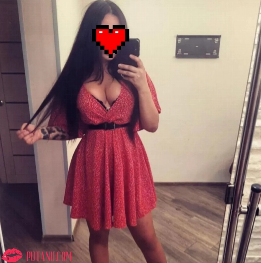 Сучка бесподобно показывает все 